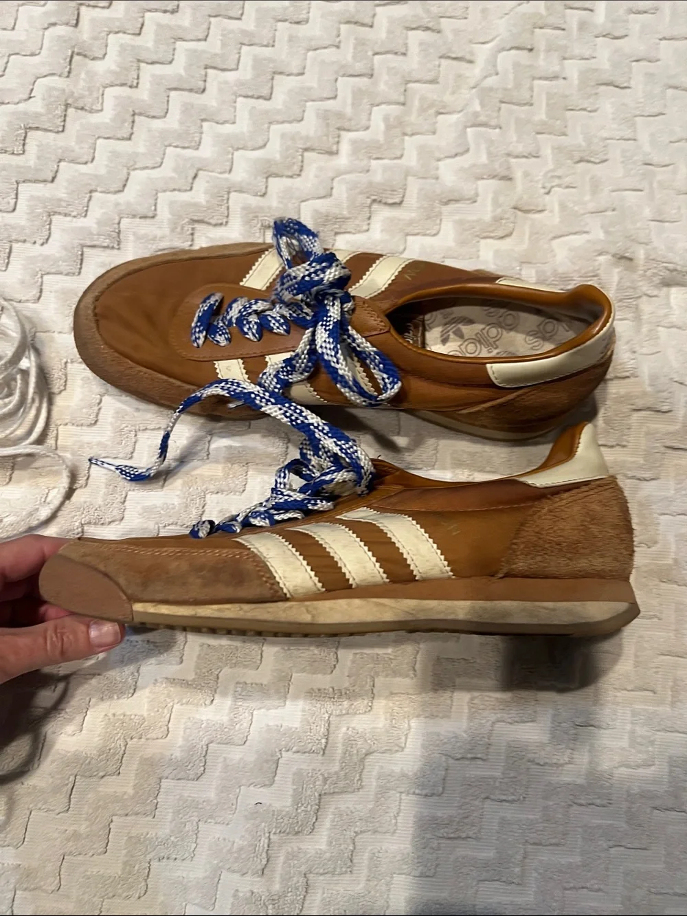 Adidas vintage tennis shoes